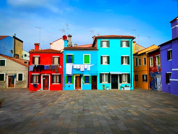 Casas coloridas em uma pequena praça tradicional na ilha de Burano Veneza Itália