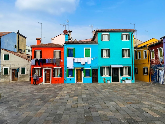 Casas coloridas em uma pequena praça tradicional na ilha de Burano, Veneza, Itália