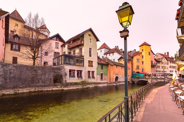 Casas coloridas famosas e rio Thiou pela manhã na cidade velha de Annecy, Veneza dos Alpes, França