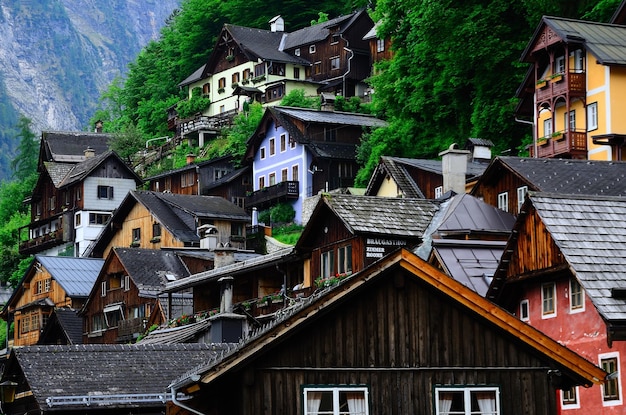 Foto casas coloridas en hallstatt en el lago