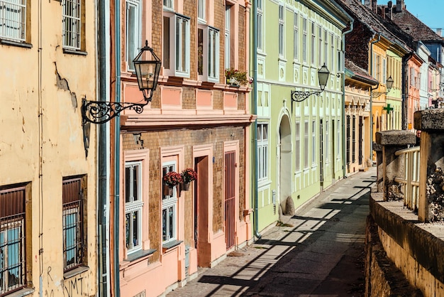 Casas coloridas na cidade histórica de Petrovaradin