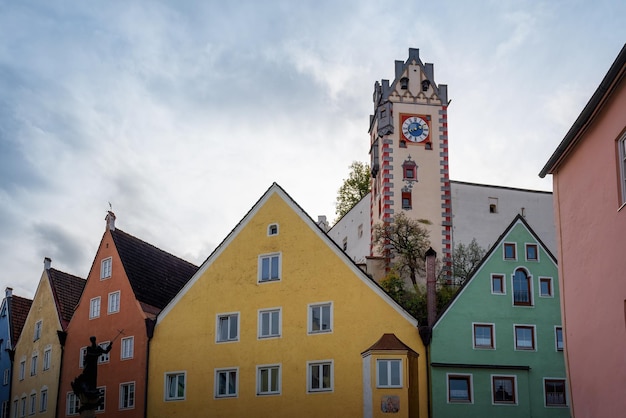 Foto casas coloridas na cidade velha de fussen altstadt com o castelo alto hohes schloss fussen baviera alemanhaxa