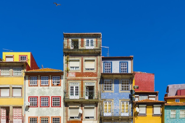 Casas coloridas na cidade velha do distrito de Ribeira de Porto Portugal
