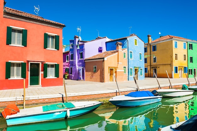 Casas coloridas na ilha de Burano, perto de Veneza, Itália