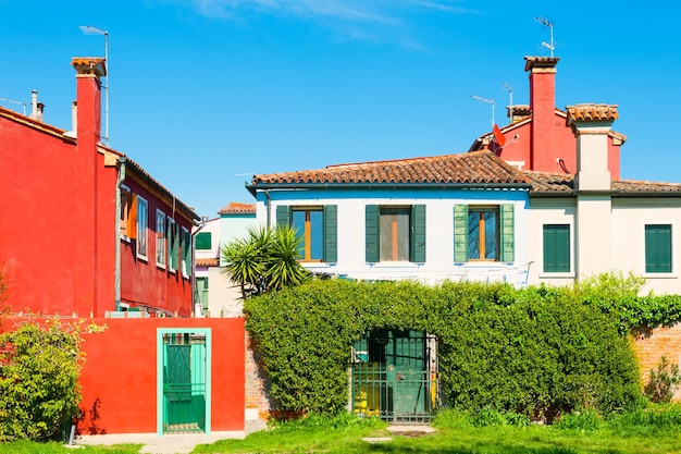 Casas coloridas na ilha de Burano, Veneza, Itália