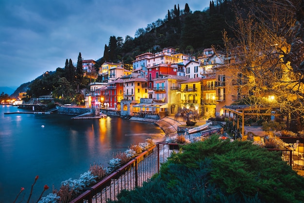 Casas coloridas na margem do Lago de Como