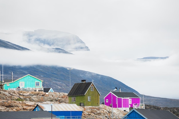 Casas coloridas na vila de Saqqaq, oeste da Groenlândia