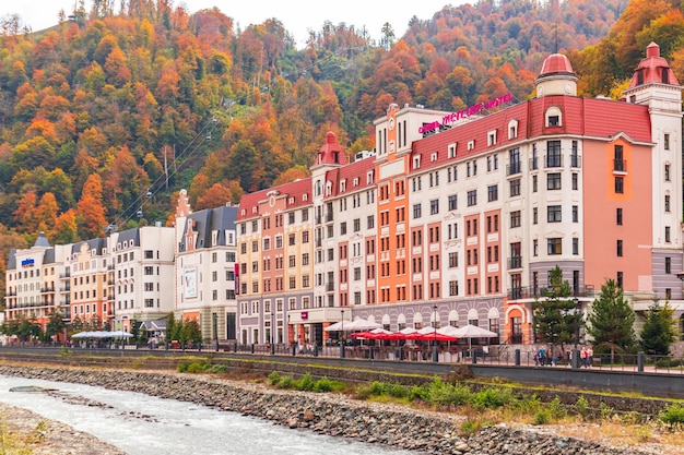 Casas coloridas no aterro do resort Rosa Khutor. Sochi, Esto-Sadok, Rússia - 13 de outubro de 2021.