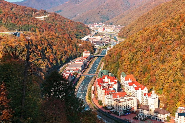 Casas coloridas no aterro do resort Rosa Khutor