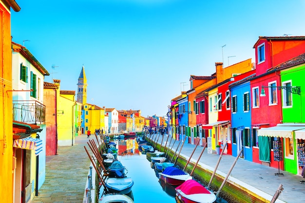 Casas coloridas no canal da ilha de Burano, Veneza, Itália. Destino de viagem famoso. Paisagem de verão