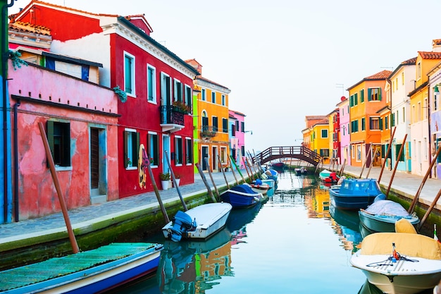 Casas coloridas no canal da ilha de Burano, Veneza, Itália. Destino de viagem famoso