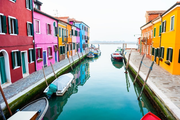 Casas coloridas no canal da ilha de Burano, Veneza, Itália. Destino de viagem famoso