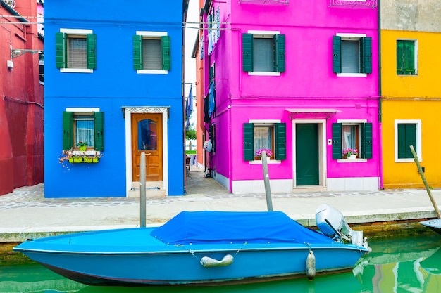 Casas coloridas no canal da ilha de burano, veneza, itália. destino de viagem famoso