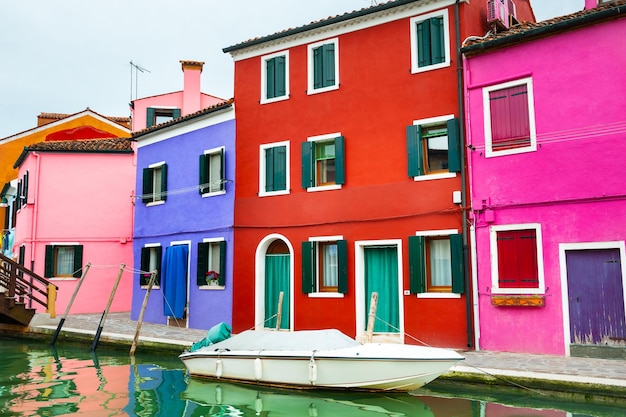 Casas coloridas no canal da ilha de Burano, Veneza, Itália