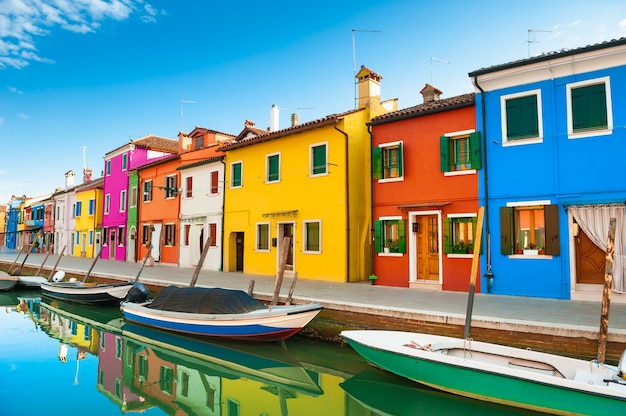 Casas coloridas no canal na ilha de Burano, Veneza, Itália. Destino de viagem famoso.