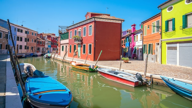 Casas coloridas no centro de Burano, Veneza, Itália com céu azul claro