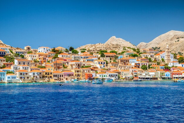 Casas coloridas en la pequeña isla pintoresca Halki en Grecia