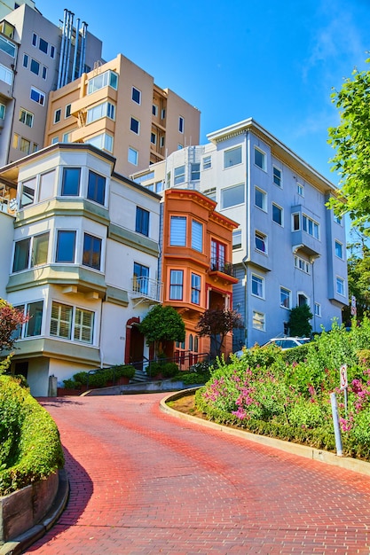 Casas coloridas que bordean Lombard Street con un camino de ladrillos curvos