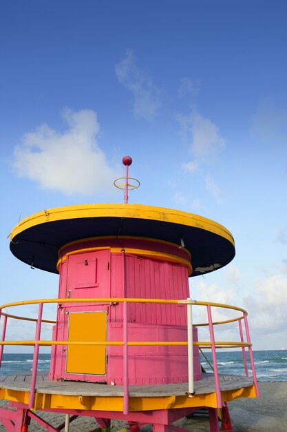 Foto casas coloridas de salvavidas de miami beach