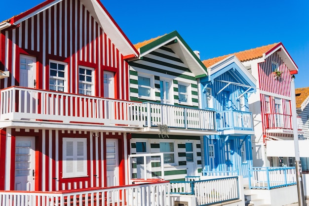 Casas coloridas típicas en Costa Nova Portugal