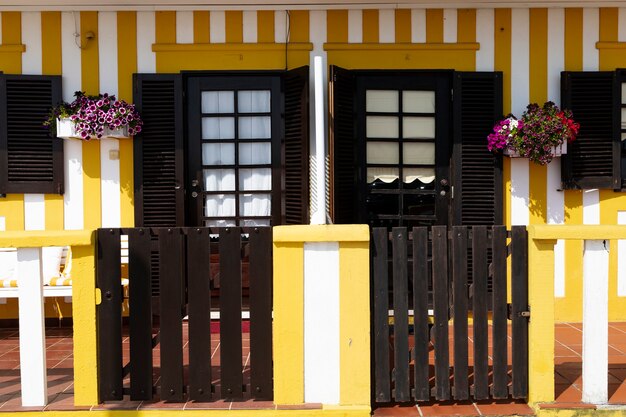 Foto casas coloridas típicas da costa nova portugal