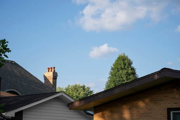 Foto casas com chaminé e céu azul