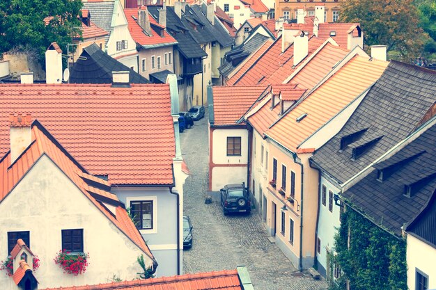 Casas com telhados vermelhos e pretos na cidade velha Toned