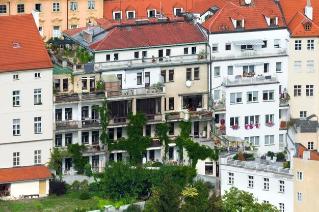 Casas com telhados vermelhos em uma bela cidade velha