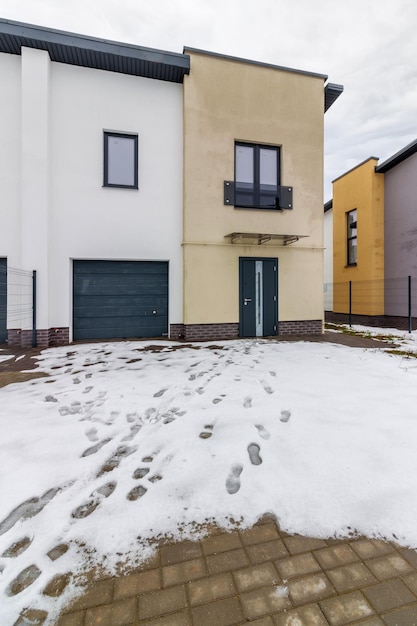 Casas en comunidad residencial después de la nieve en invierno