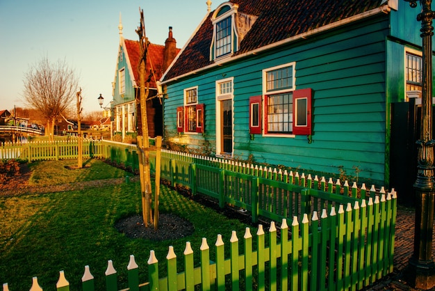 Casas confortables al atardecer. Hermosa madera tradicional en Holanda