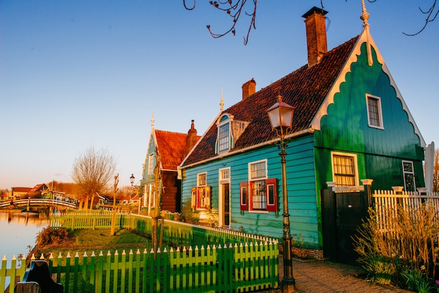 Casas confortáveis ao pôr do sol.