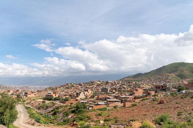 casas construidas en una colina asentamientos urbanos en américa latina