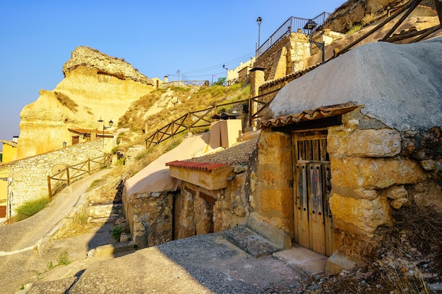 Casas construidas dentro de la roca de la montaña en la cima del cerro San Esteban de Gormaz Soria