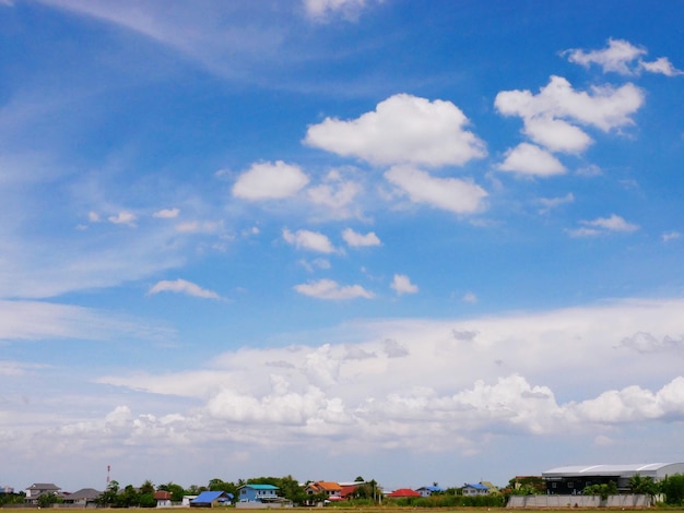 Casas contra el cielo nublado