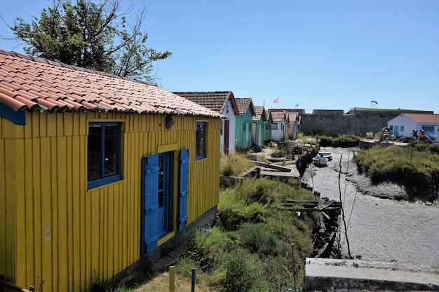 Foto casas contra o céu azul