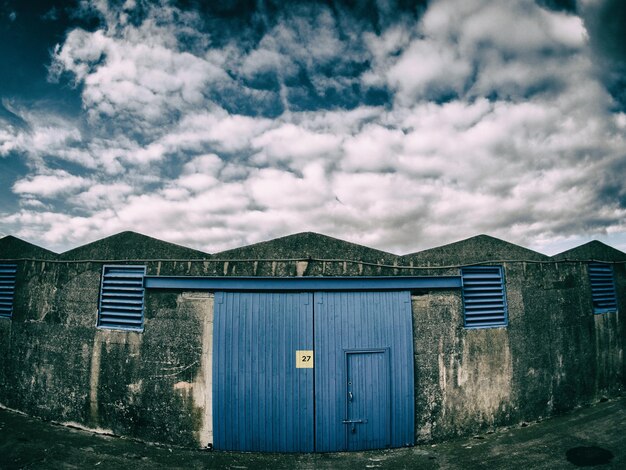 Foto casas contra o céu nublado