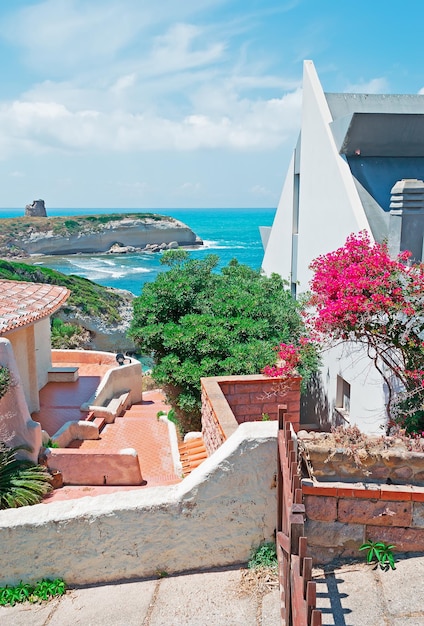 Casas por la costa de Cerdeña en un día de verano