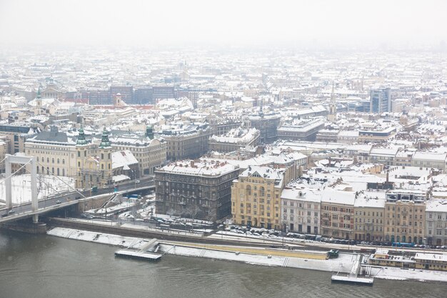 Casas cubiertas de nieve en Budapest