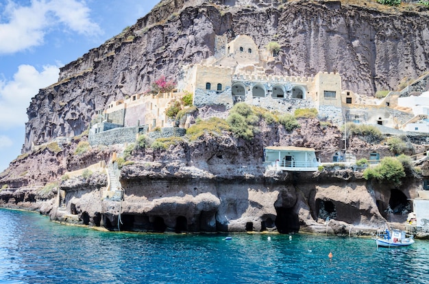 Casas cueva tradicionales en el puerto de Fira, Santorini, Grecia.