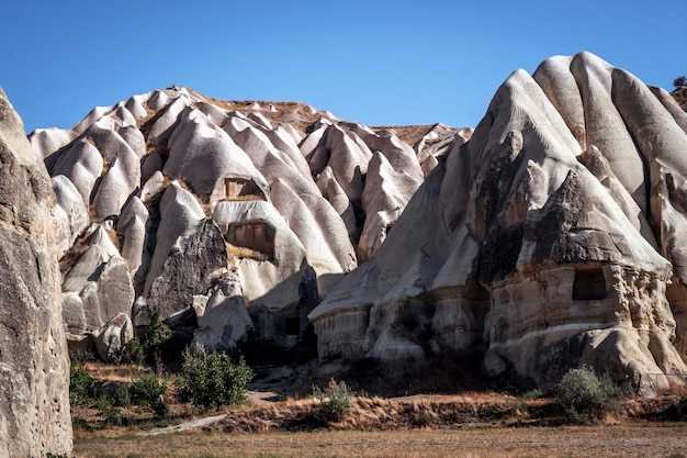 Casas en cuevas dentro de montañas pedregosas en capadocia turquía