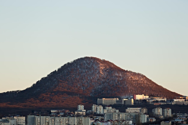 Casas da cidade ao pé da montanha