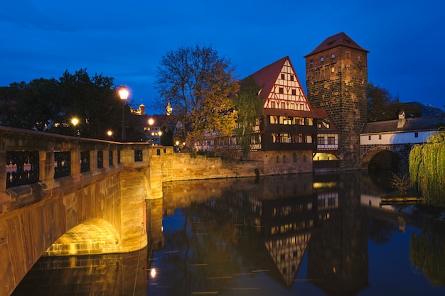 Casas da cidade de Nuremberg na beira do rio Pegnitz. Nuremberg, Franconia, Baviera, Alemanha.