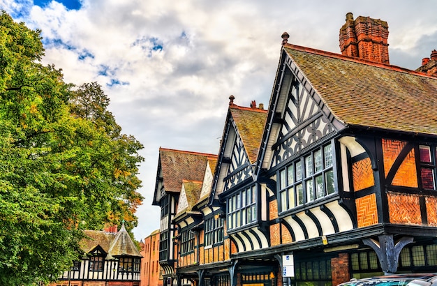 Casas de arquitetura tudor inglesa tradicional em chester, na inglaterra