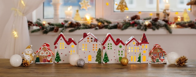 Casas de brinquedo de natal com janela decorada
