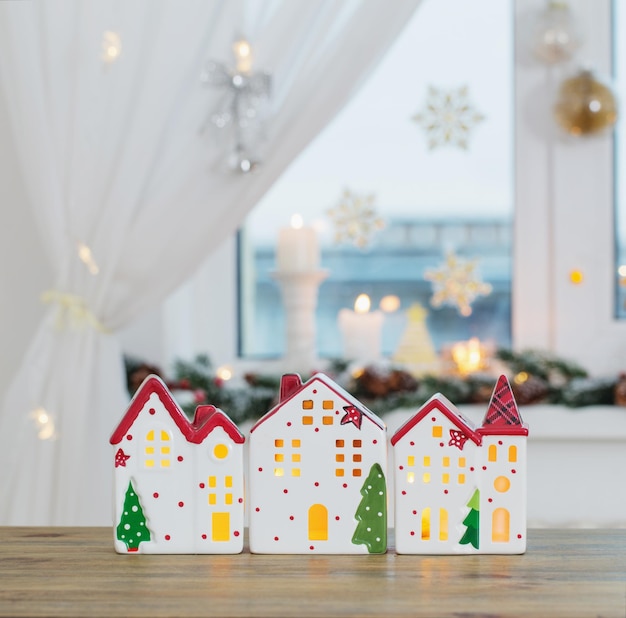 Casas de brinquedos de natal no fundo da janela decorada