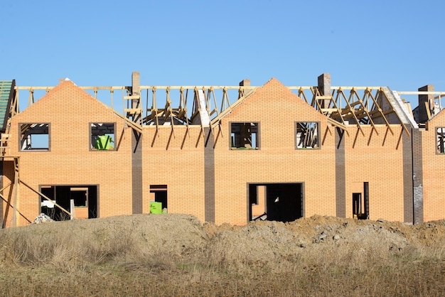 Casas de campo em processo de construção Telhado de arco de madeira Telhado em construção