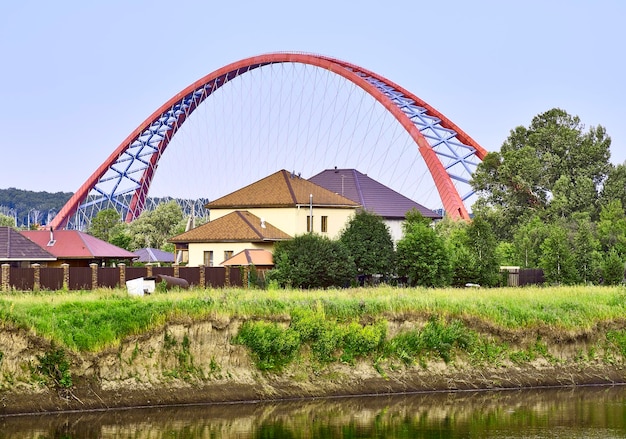 Casas de campo na margem do rio Ini o arco da ponte Bugrinsky Novosibirsk