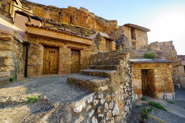 Casas de caverna escavadas na rocha da montanha e usadas como adegas para fazer vinho San Esteban de Gormaz