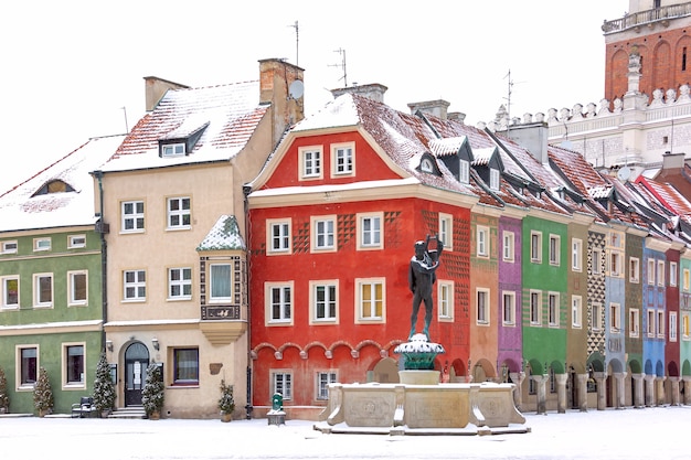 Casas de comerciantes e fonte na praça do mercado velho na cidade velha no dia nevado de inverno, poznan