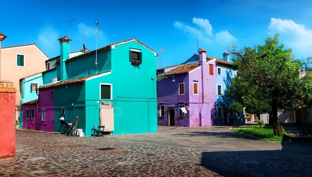 Casas de cores vivas nas ruas de Burano, Itália